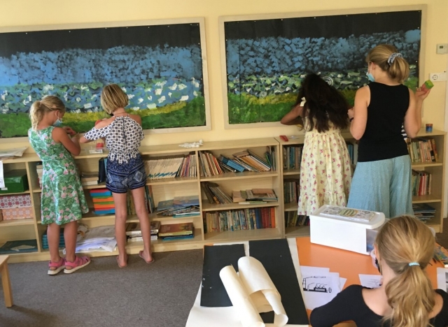 Children painting land and factories in Barcelona.