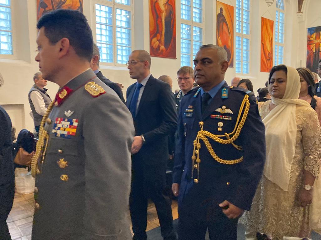 Soldiers at the Moscow Memorial service.