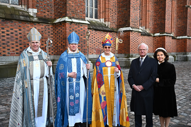 The Archbishop of Uppsala with the two new bishops and Their Majesties, the King and Queen