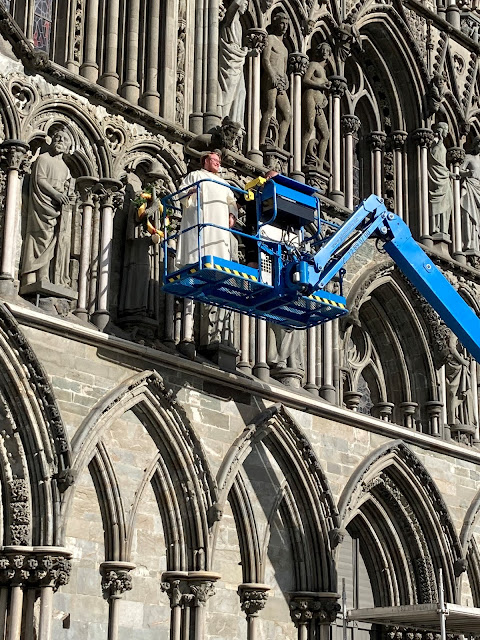 St James' statue being honoured with a wreath.
