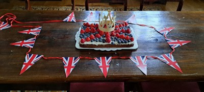 A union jack cake surrounded by bunting.