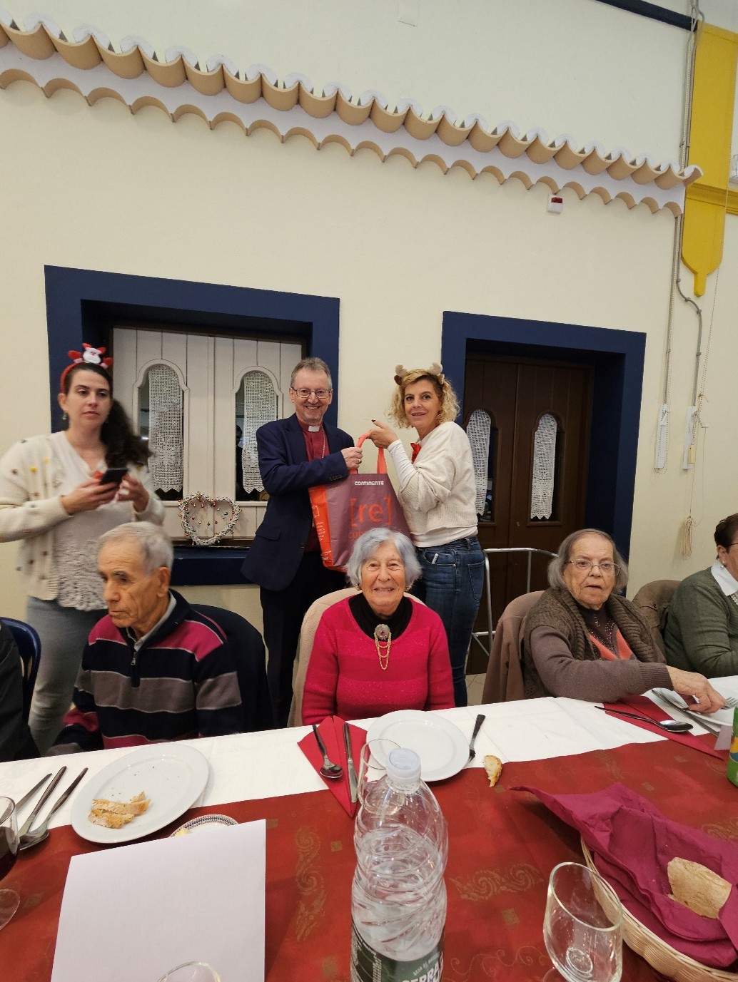 6 people socialising