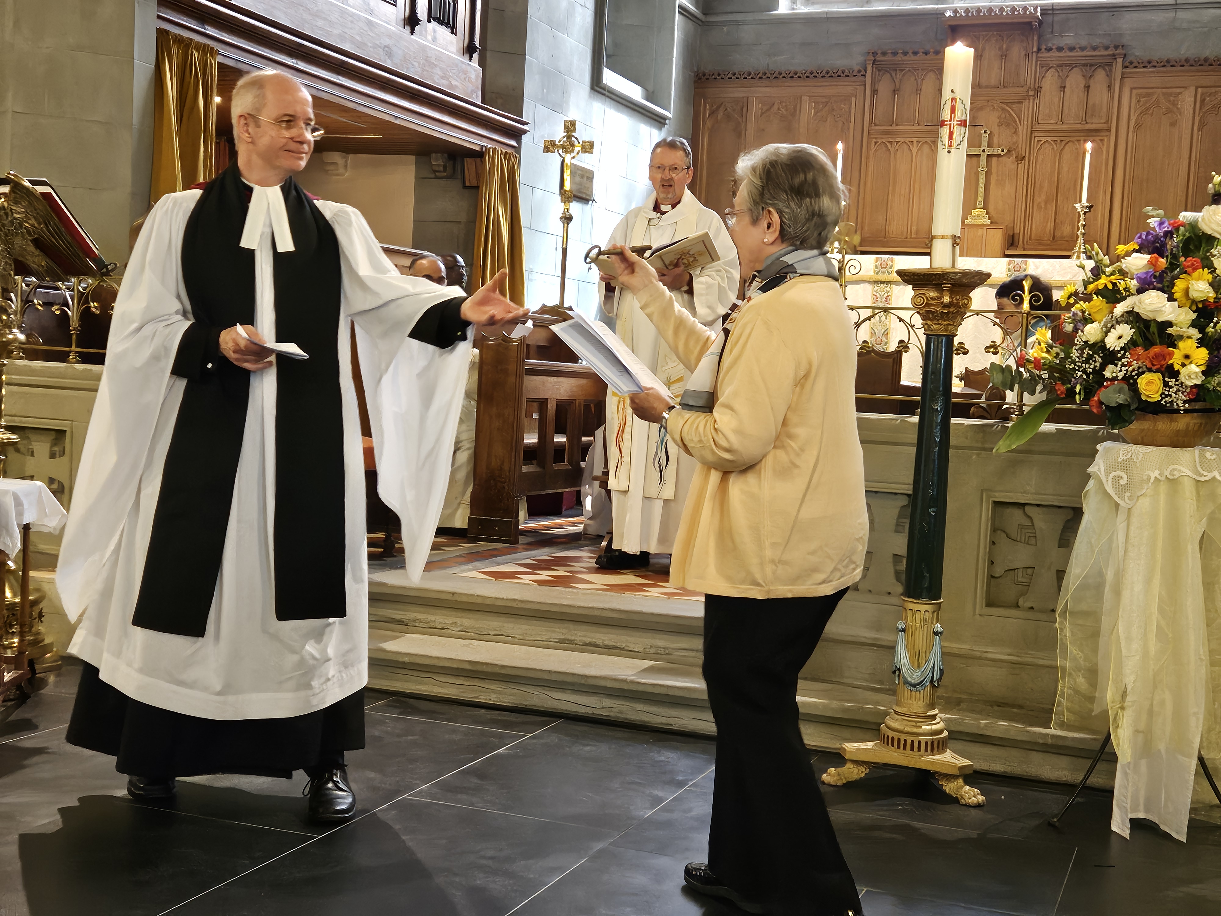 Reverend Dr. John Thompson symbolically receiving a key in Christ Church Lausanne
