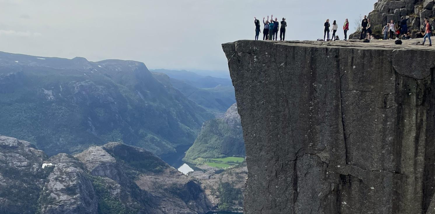 A group wave at the edge of a mountain