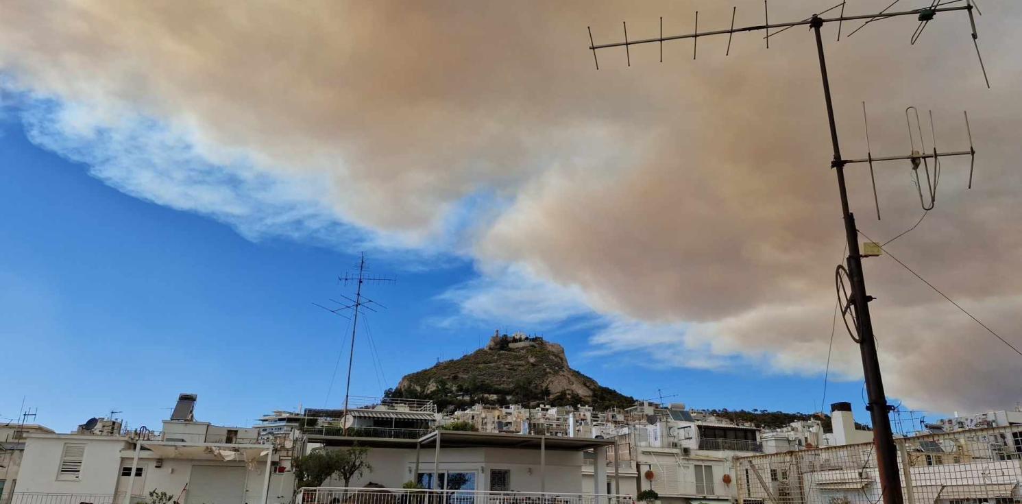Bush fire smoke looms over Athens