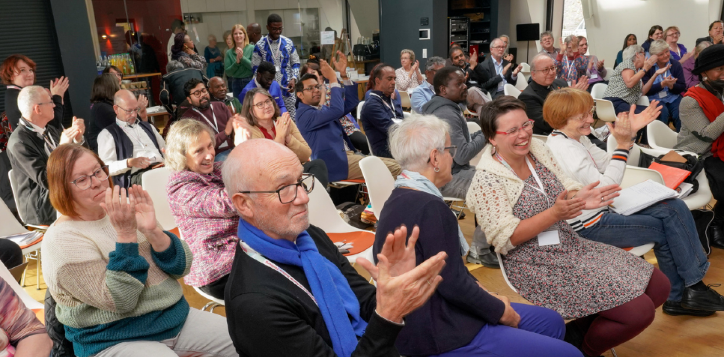 lots of people clapping