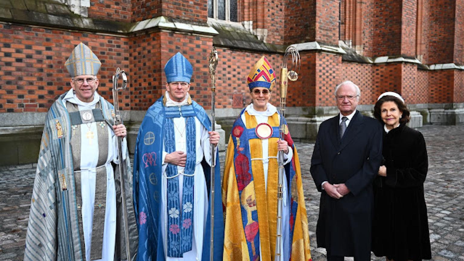 The Archbishop of Uppsala with the two new bishops and Their Majesties, the King and Queen