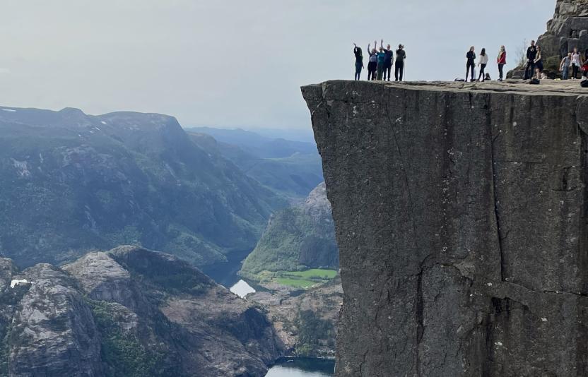A group wave at the edge of a mountain