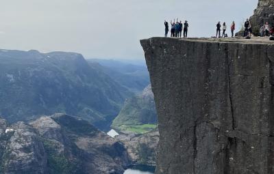 A group wave at the edge of a mountain