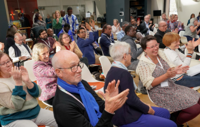 lots of people clapping